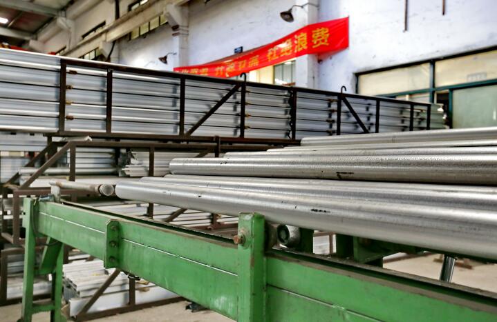 Hersteller und Hersteller von Aluminiumprofilen verfügen über professionelle Ausrüstung und Fähigkeiten. Nach systematischer Schulung können die Mitarbeiter verschiedene Formen und Größen von Aluminiumprofilen herstellen, um die Produktsicherheit zu gewährleisten