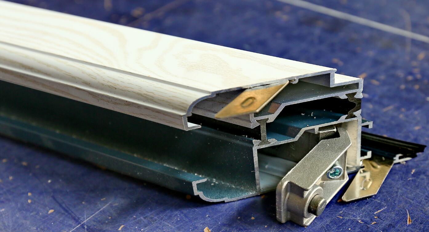 Spritzen von kleinen Aluminiumprofilen: Die speziell geformten Aluminiumprofile, die mit Kleinteilspritzen behandelt wurden, weisen eine ausgezeichnete Korrosionsbeständigkeit und Verschleißfestigkeit auf