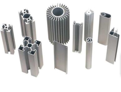 Die Fabrik zur Verarbeitung individueller Aluminiumplatten, die Fabrik zur Verarbeitung von Aluminiumrahmen und Aluminiumrahmen bieten die folgenden Vorteile